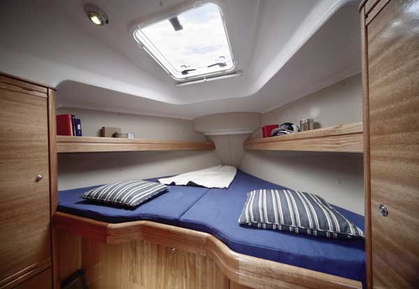 Charteryacht Bavaria 31 Cruiser innen Kabine Bug